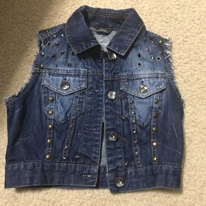 Cropped denim studded sleeveless jacket
